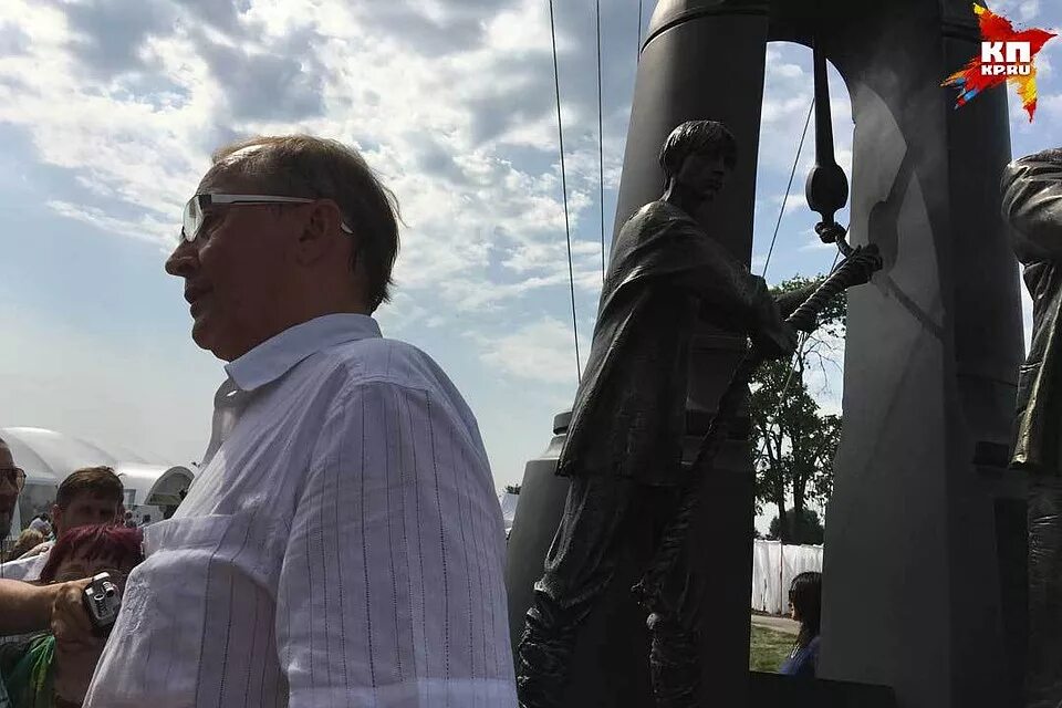 Памятник Андрею Тарковскому в Суздале. Памятник Андрею большому в Угличе. Есть ли памятник Андрею Тарковскому статуя.
