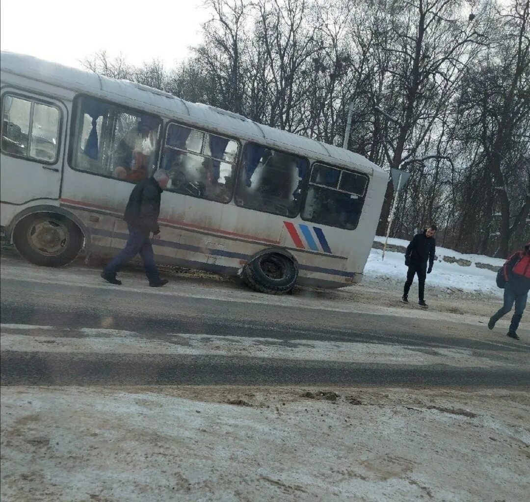 Алексин население 2025. У автобуса отвалилось колесо. автобус тула алексин. алексин автобус авария.
