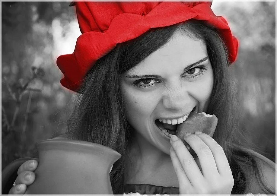 Красная шапочка Ремарк. Пирожок у девушки. Девушка ест пирожок. Девушка с пирогом. Баба булочка