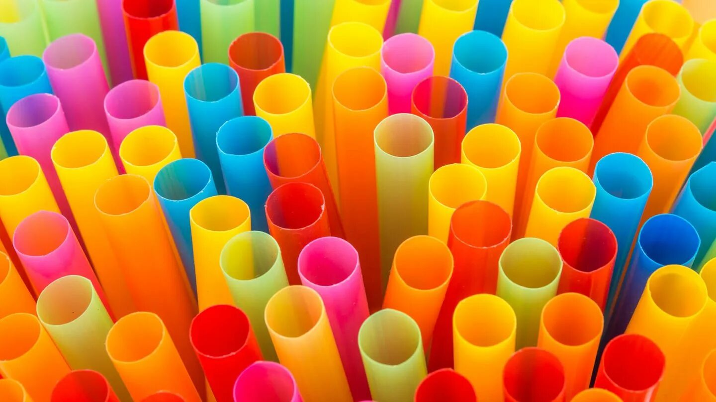 Разноцветные трубочки. Пластиковые трубочки. Трубочки для коктейлей разноцветные. Пластмасса фон. Трубочки пластик