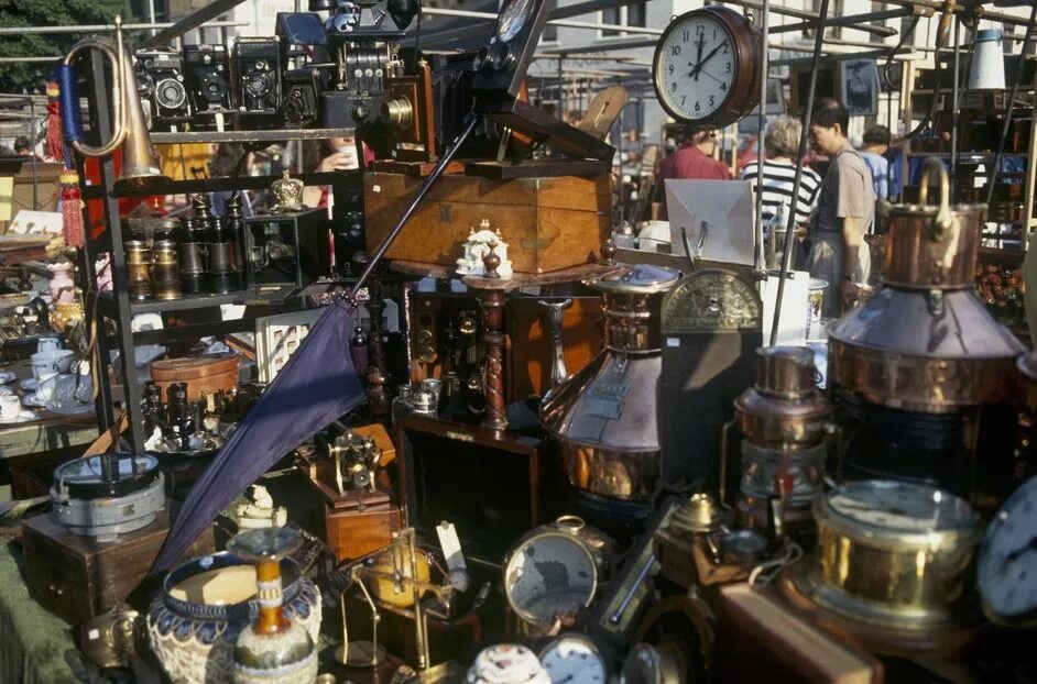 Антикварные безделушки. Antiques market. Антикварный рынок в индии. Олд лондон антикварный магазин. Париж блошиный рынок сент-уан.