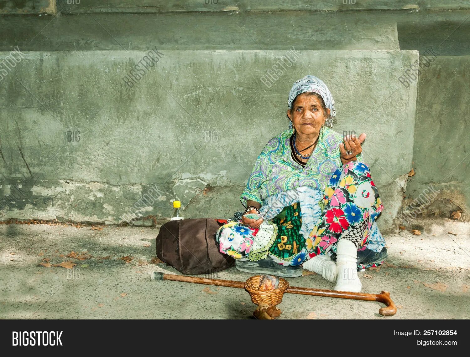 Женщины цыганки попрошайки. Старая цыганка. Gypsy woman she homeless