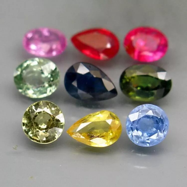 Какого цвета драгоценные камни. Зеленый камень полудрагоценный изумруд. Какого цвета драгоценные камни. Корунд рубин сапфир. Какого цвета драгоценные камни.