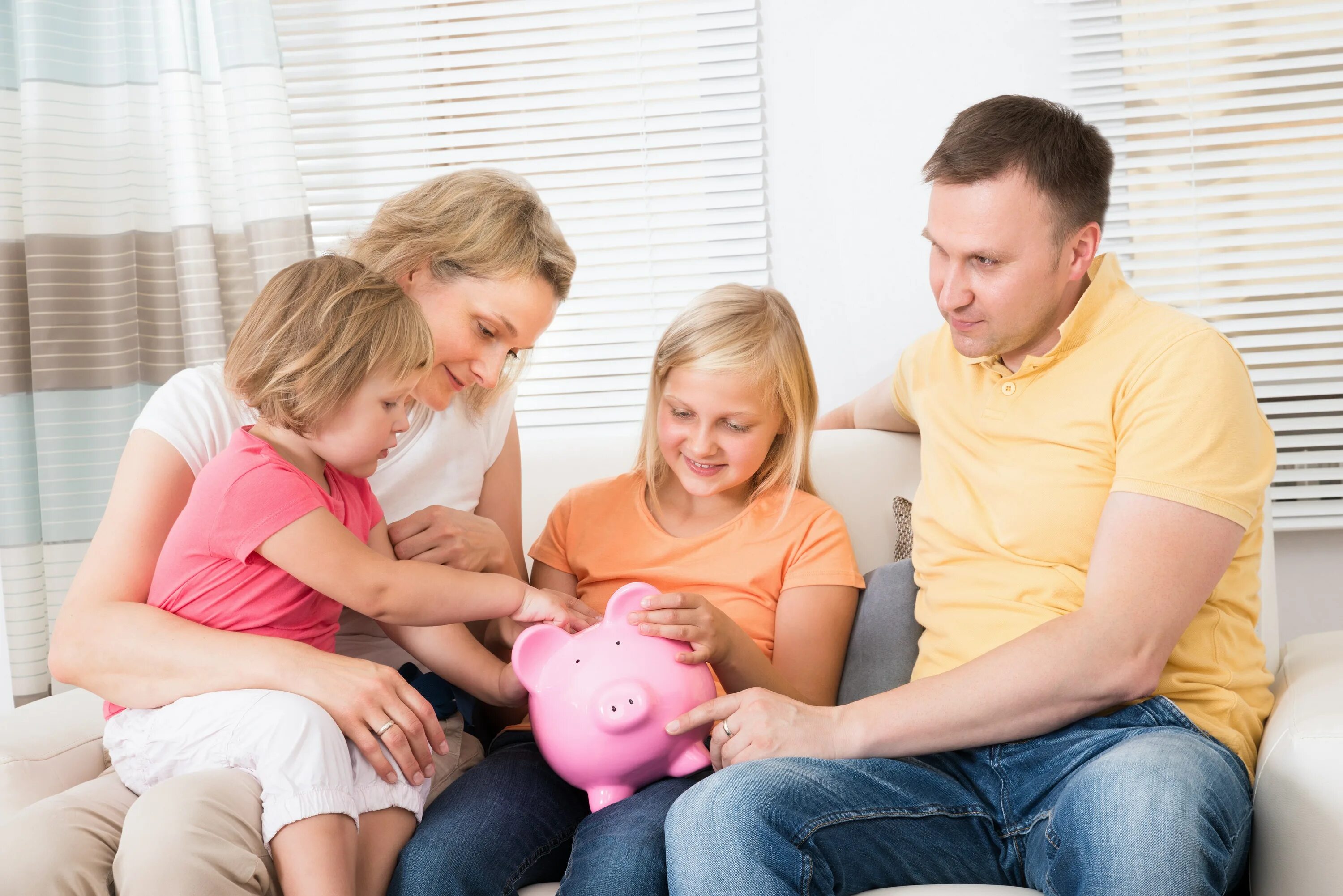 Семья. Дети родители деньги. Финансы семьи. Ребенок в семье. Что можно считать семьей