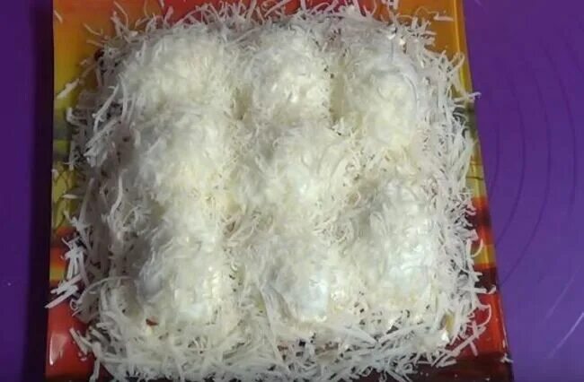 Снежные сугробы с курицей и грибами. Салат сугробы. салат сугроб с курицей и грибами. салат сугробы фото. салат сугробы пошаговый.