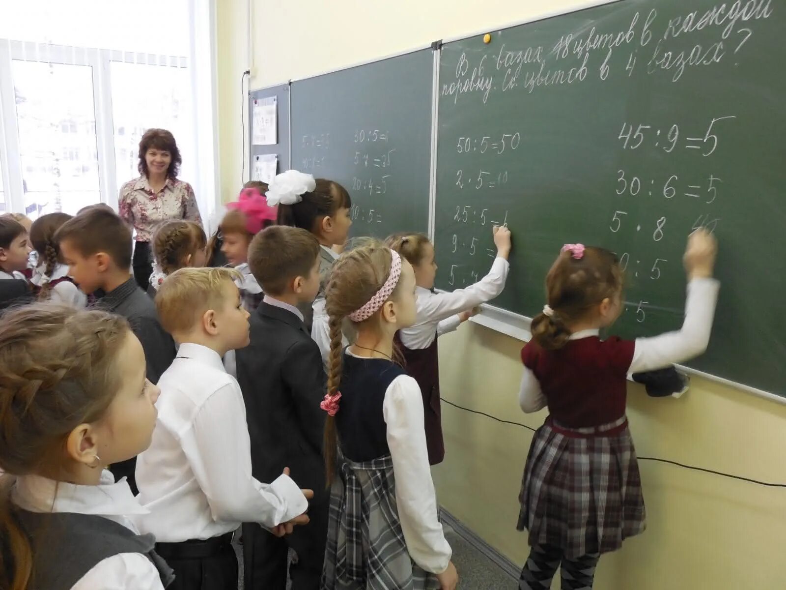 Видео а 4 в школе. Школьники в школе. Урок в начальной школе. Ученики 2 класса. Урок математики в школе.