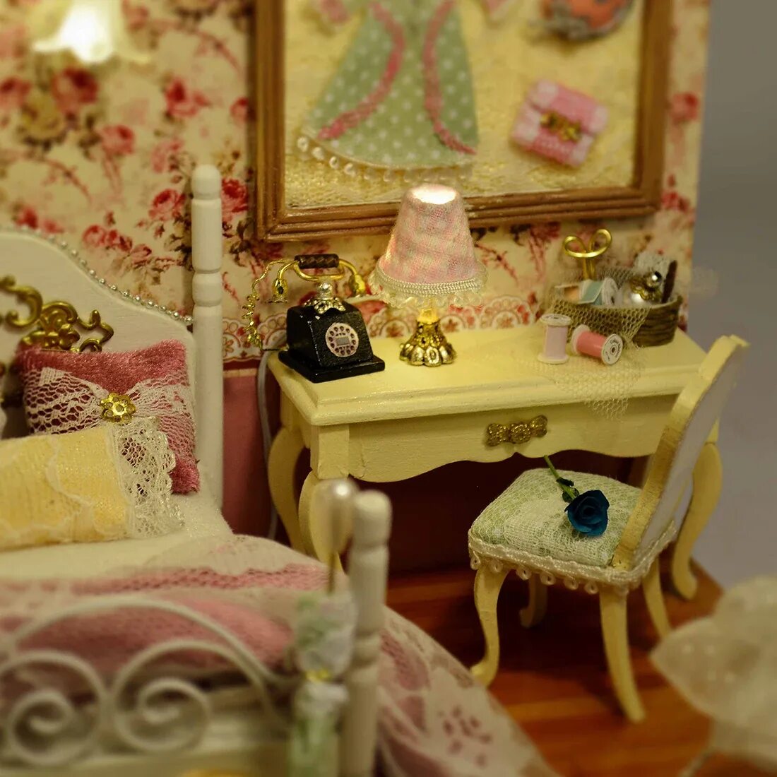 Кукольные интерьеры. Кукольные интерьеры. Кукольный домик astolat dollhouse castle. Кукольный домик в стиле шебби шик. Комната для кукол.