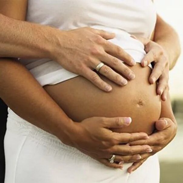 Мужские руки на беременном животике. Preg natural. Рожать после 35