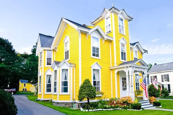 Желто синий домик. Йеллоу Хаус. Желто голубой дом. Дом желтого цвета. Желтый фасад дома.