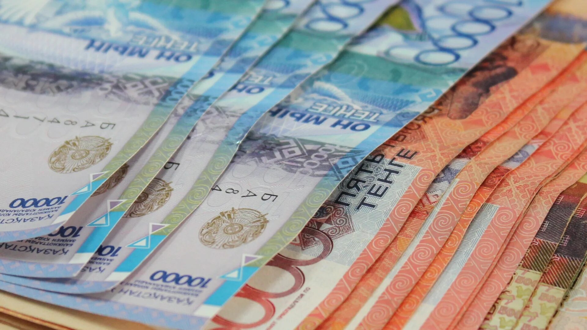 Биткоин в тенге. Тенге. 1 биткоин. Деньги тенге. Пачка денег тенге.