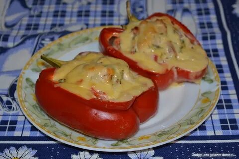 Перец фаршированный в духовке половинками с курицей