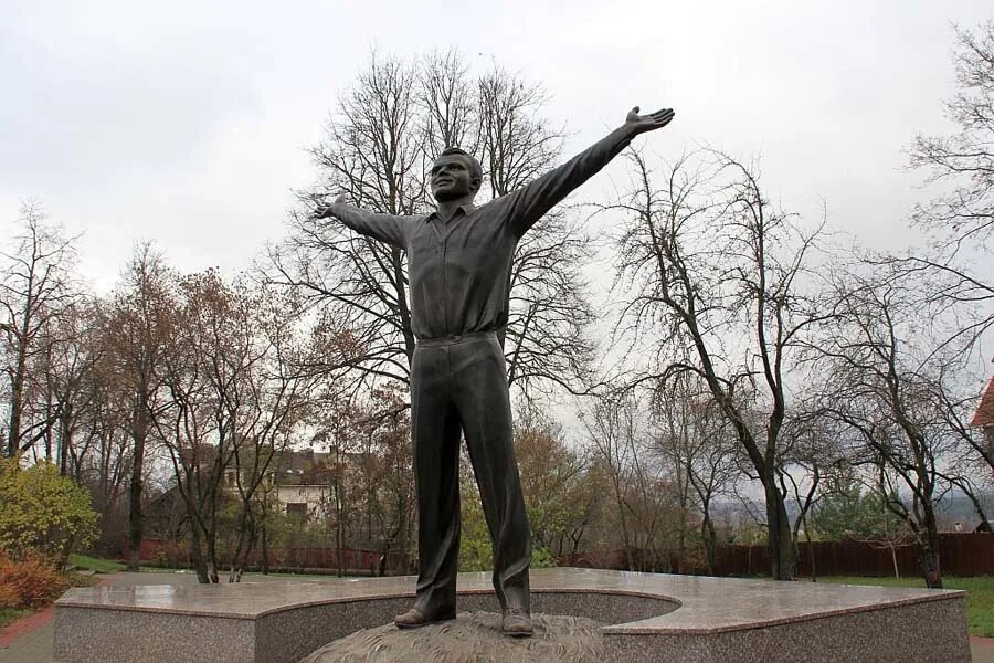 Какие памятники есть в калуге. Памятник Юрию Гагарину (Калуга). Памятник Гагарина в Калуге. Памятник молодому Юрию Гагарину Калуга. Памятник Юрию Алексеевичу Гагарину.