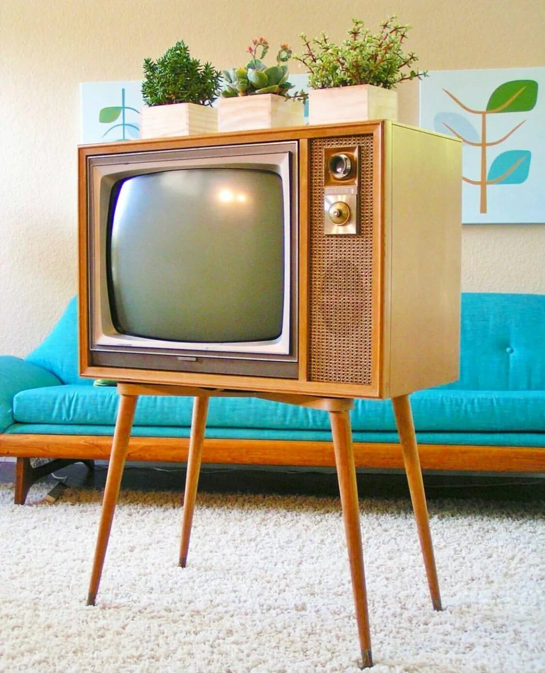 Старый телевизор. Старинный телевизор. Телевизор 60-х годов. Советский телевизор.