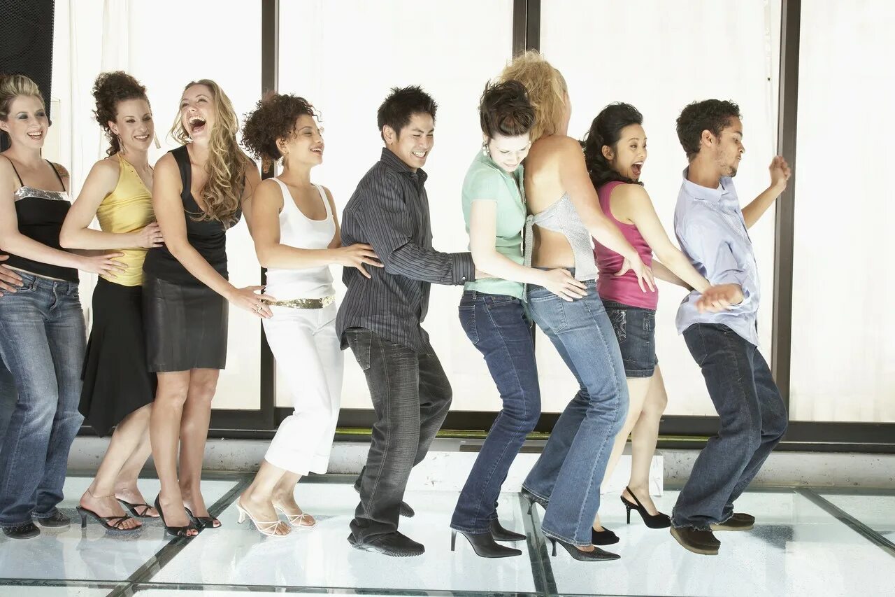 Люди стоят друг за другом. Идти друг за другом как называется. Ребенок убегает. Очередь на белом фоне. Как друга зовут.