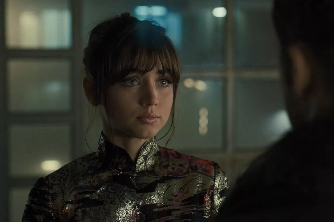 Бегущий по лезвию 2049 джой. Ана де армас blade runner. Ана де армас бегущий по лезвию. Ана де армас бегущий по лезвию 2049. Ана де армас бегущий по лезвию 2049.