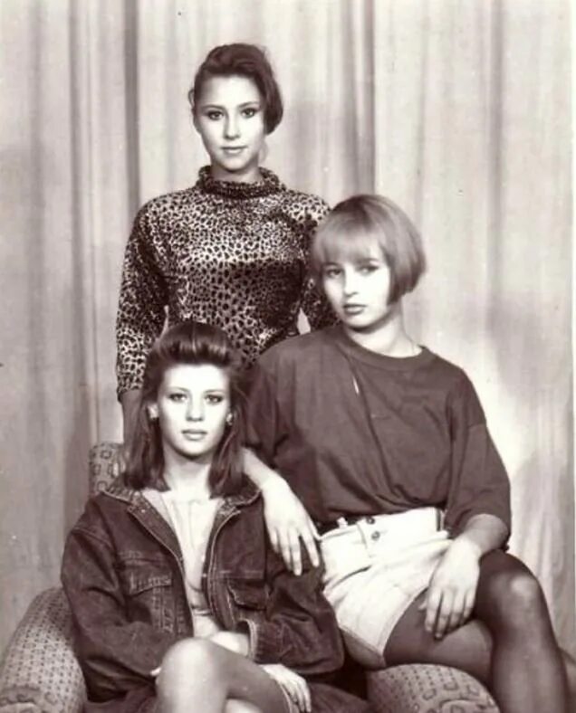 Русские девушки 90х. Девушки начала 90 х. 90е стиль ссср. Молодежная мода 80-х. Мода 80х 90х в россии.