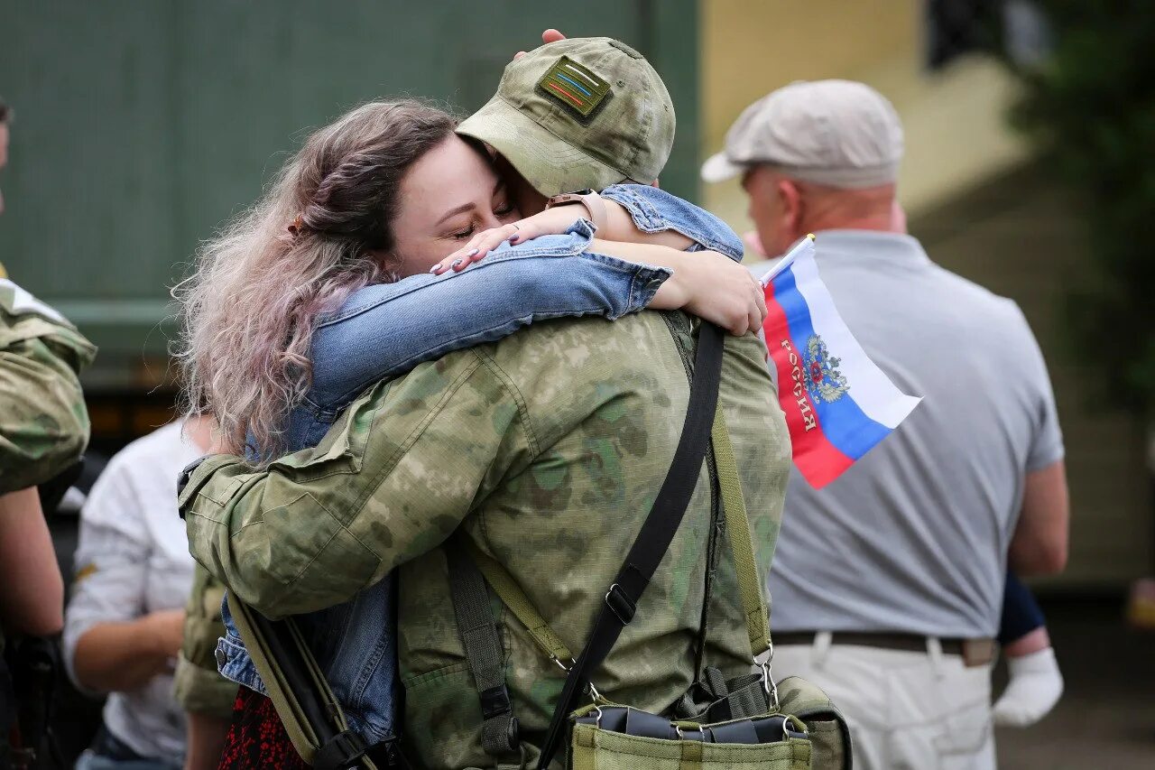 Семья военного. Семья военнослужащего. Поддержка военнослужащих. Солдат обнимает. Муж вернулся с сво