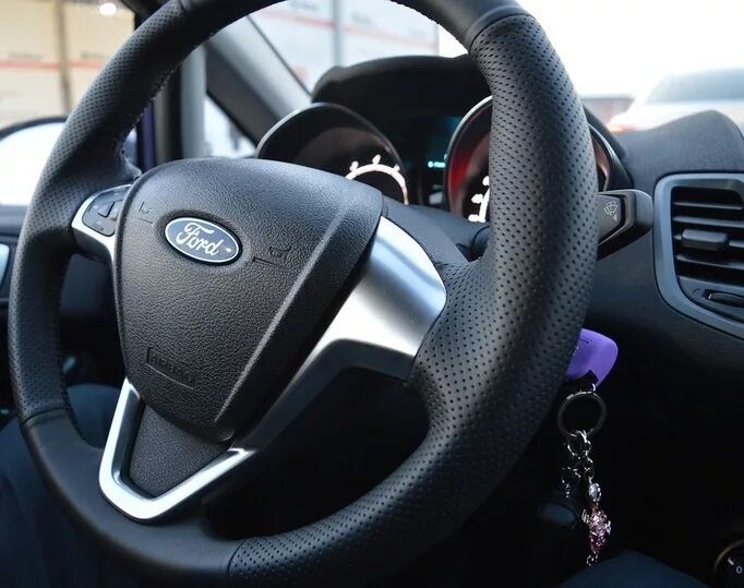 Руль ford fiesta mk6. Ford fiesta руль. Руль фиеста. Ford fiesta руль. Форд фиеста рулевое колесо.