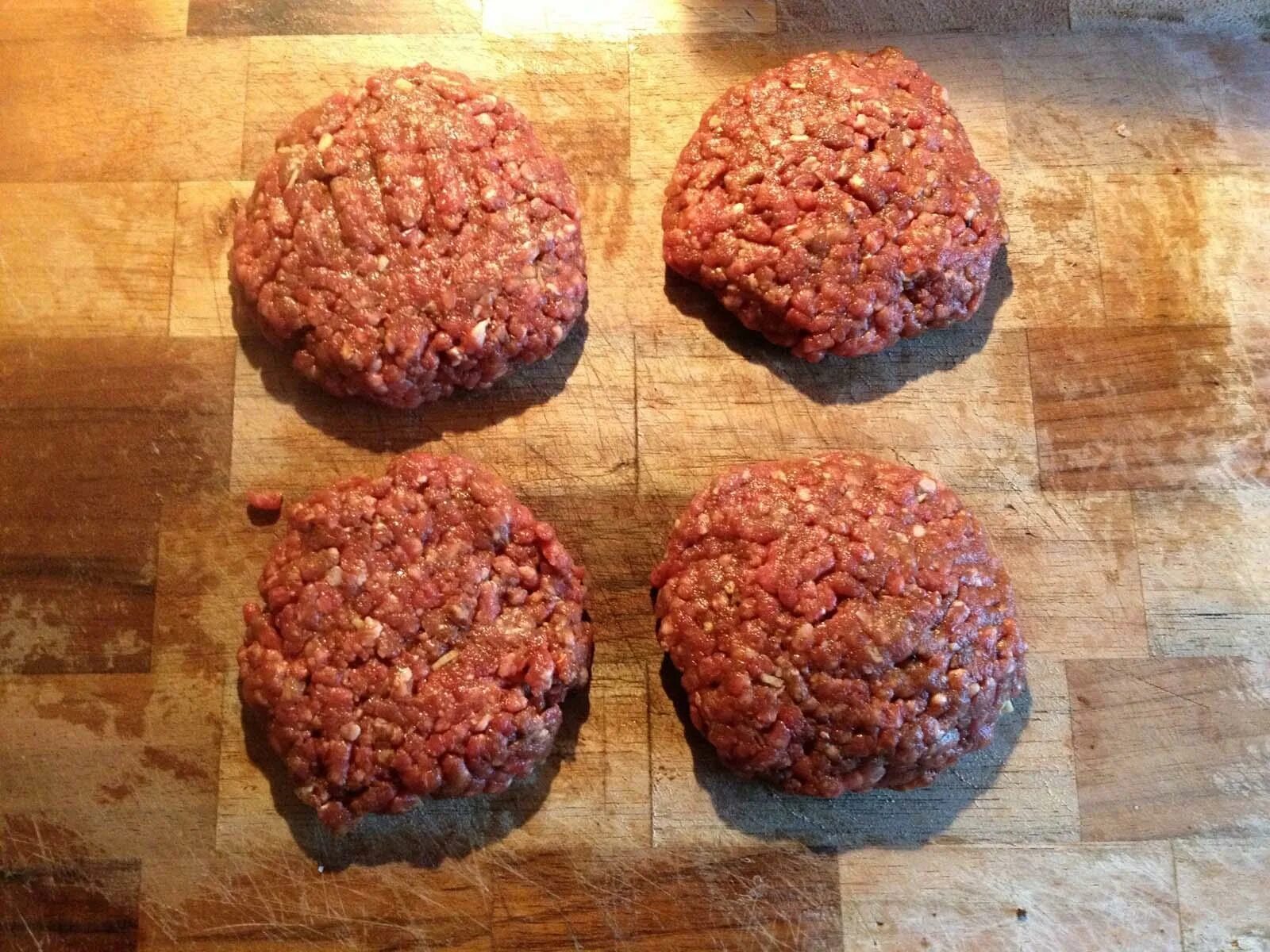 котлеты из фарша на сковороде сочные. мясные стожки из фарша в духовке с сыром. фарша пошаговые. котлеты говяжьи для бургеров. котлеты с куриного фарша.