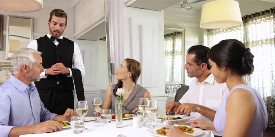 Ресторан гости. Ресторан с посетителями. Официант и гость. Официант и клиент.