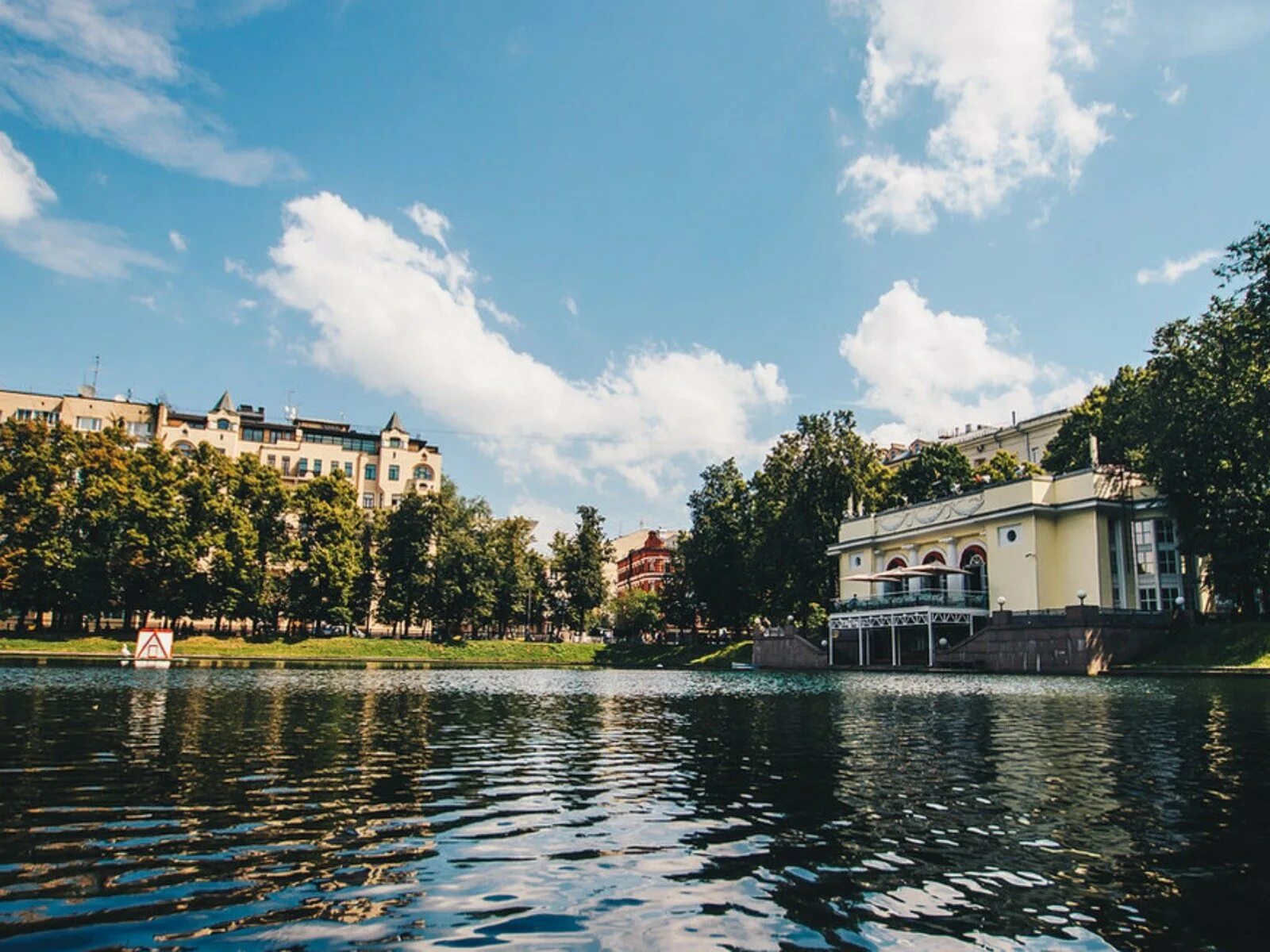 Патриаршие пруды Москва. Сквер Патриаршие пруды. Патрики Патриаршие пруды. Малая Бронная Патриаршие пруды. Чем известны патриаршие пруды