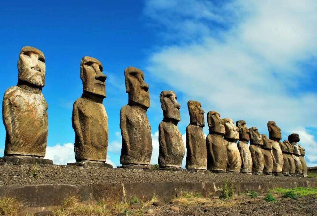 Статуи на острове. Остров Пасхи статуи Моаи. Каменные истуканы Моаи на острове Пасхи. Моаи на острове Пасхи. Каменные статуи Моаи остров Пасхи Чили.