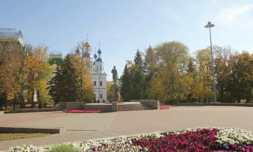 Тамбов улица строителей. Сквер имени зои космодемьянской тамбов. парк зои космодемьянской тамбов. памятник зое космодемьянской в тамбове. тамбов сквер зоя.