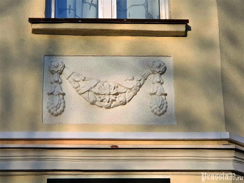 Барельеф на фасаде. Барельеф на фасаде. Барельеф на фасаде. Барельеф дом. Барельеф на заборе.