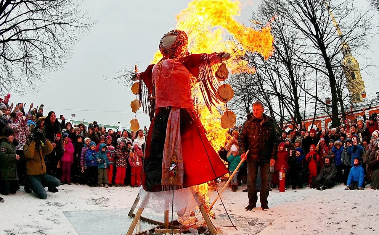 Масленица 20024. Масленица в Воротынске 2022. Сожжение чучела на Масленицу. Традиции в России Масленица сожжение чучела. Чучело зимы.