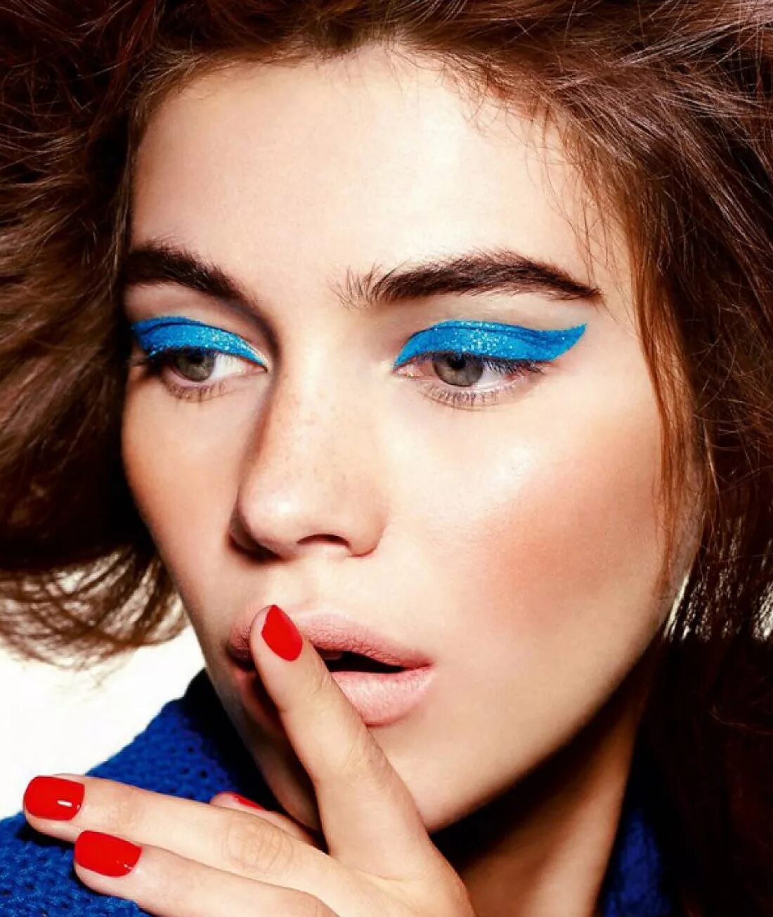 Color eyeliner. Яркий макияж для фотосессии. Молодежный макияж. Цветные стрелки. Цветные стрелки на глазах.