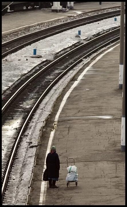 А когда поезд уходил огни. Виктор королёв базар вокзал клип. Ночной вокзал. Огни мерцали когда поезд уходил. Энни лейбовиц фотоработы.