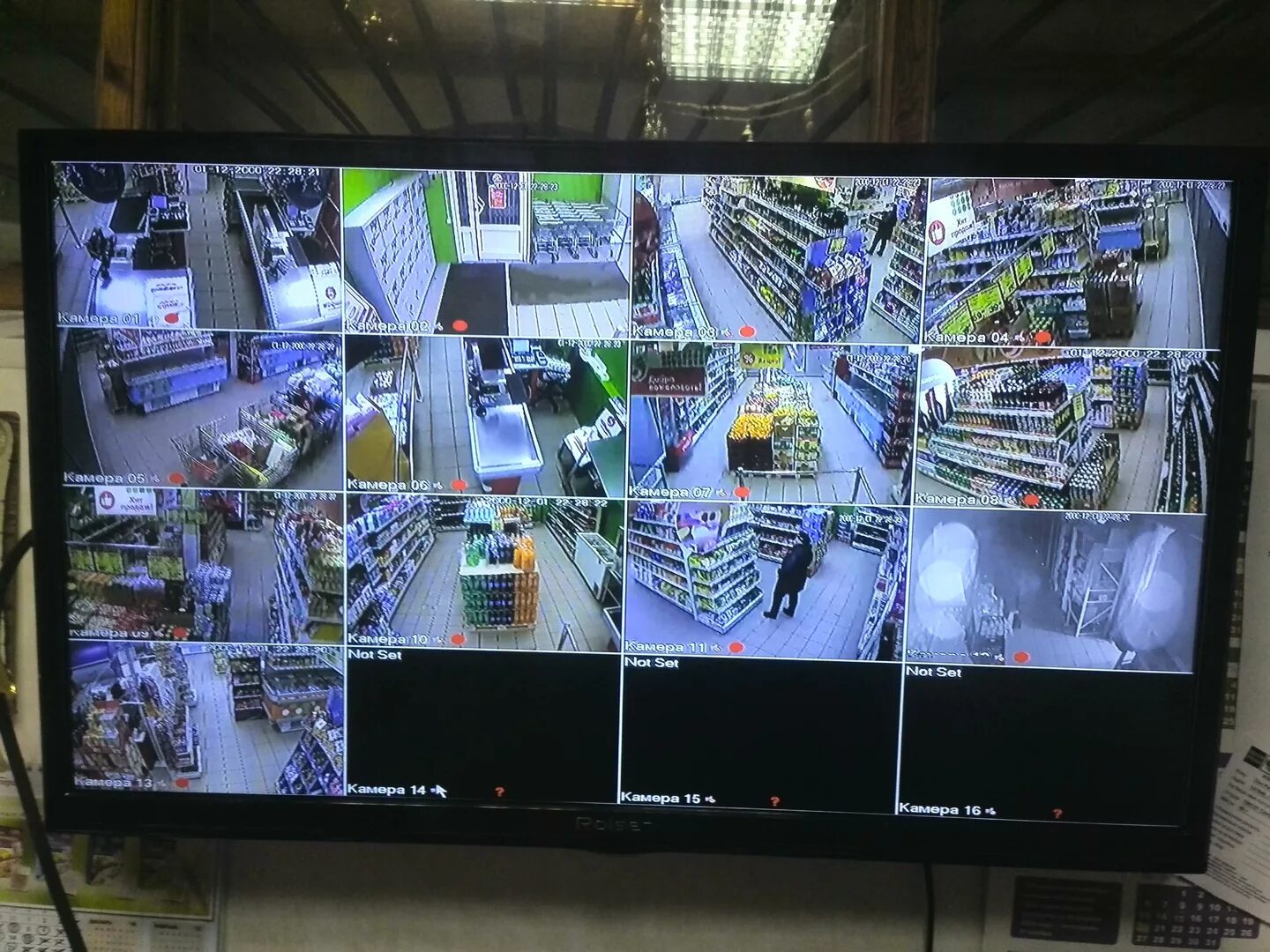 Камера видит экран. Камера наблюдения монитор. Монитор для видеонаблюдения. Камера видеонаблюдения в магазине. Монитор видеонаблюдения в магазине.
