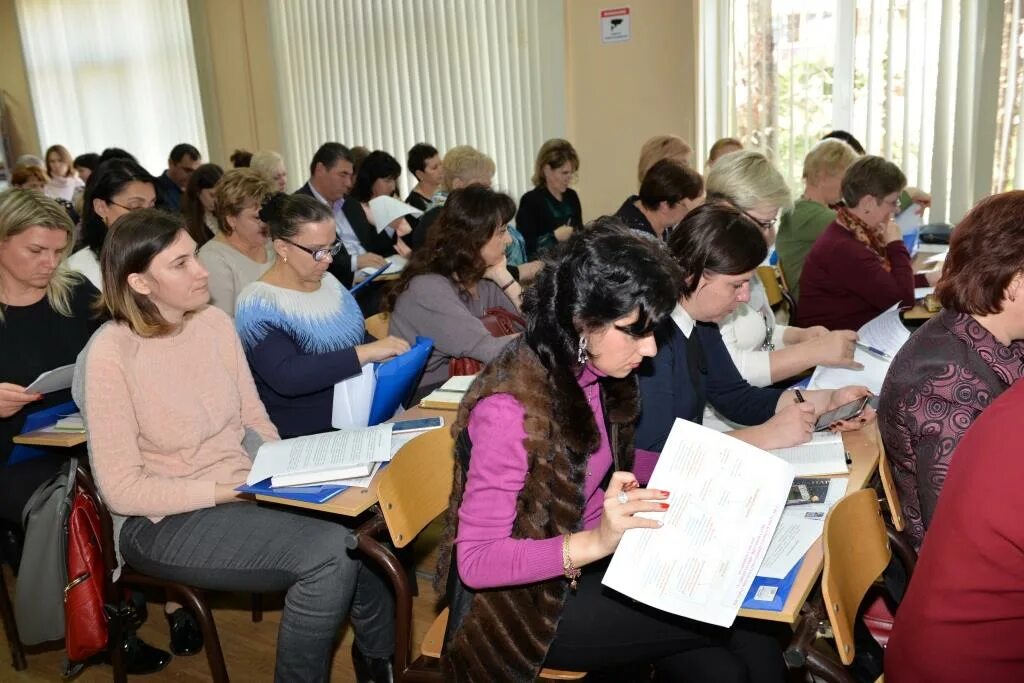 Школа бизнеса сочи. Ноу гимназия школа бизнеса Сочи. Гимназия школа бизнеса Сочи директор. Школа бизнеса Сочи учителя. Школа бизнеса Адлер.