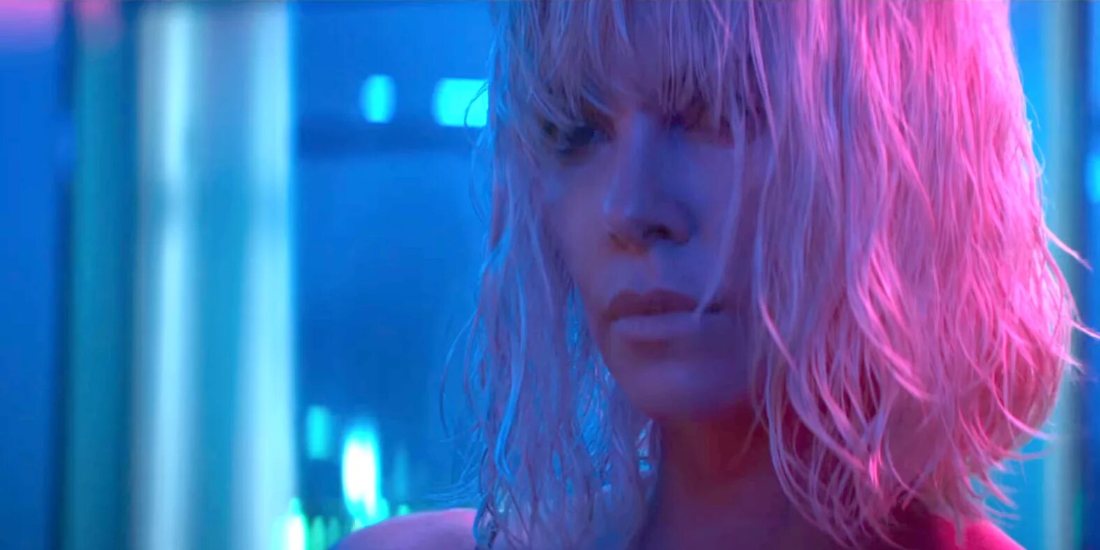 Atomic blonde. Шарлиз Терон взрывная блондинка 2017. Шарлиз Терон атомная блондинка. Шарлиз Терон Atomic blonde.