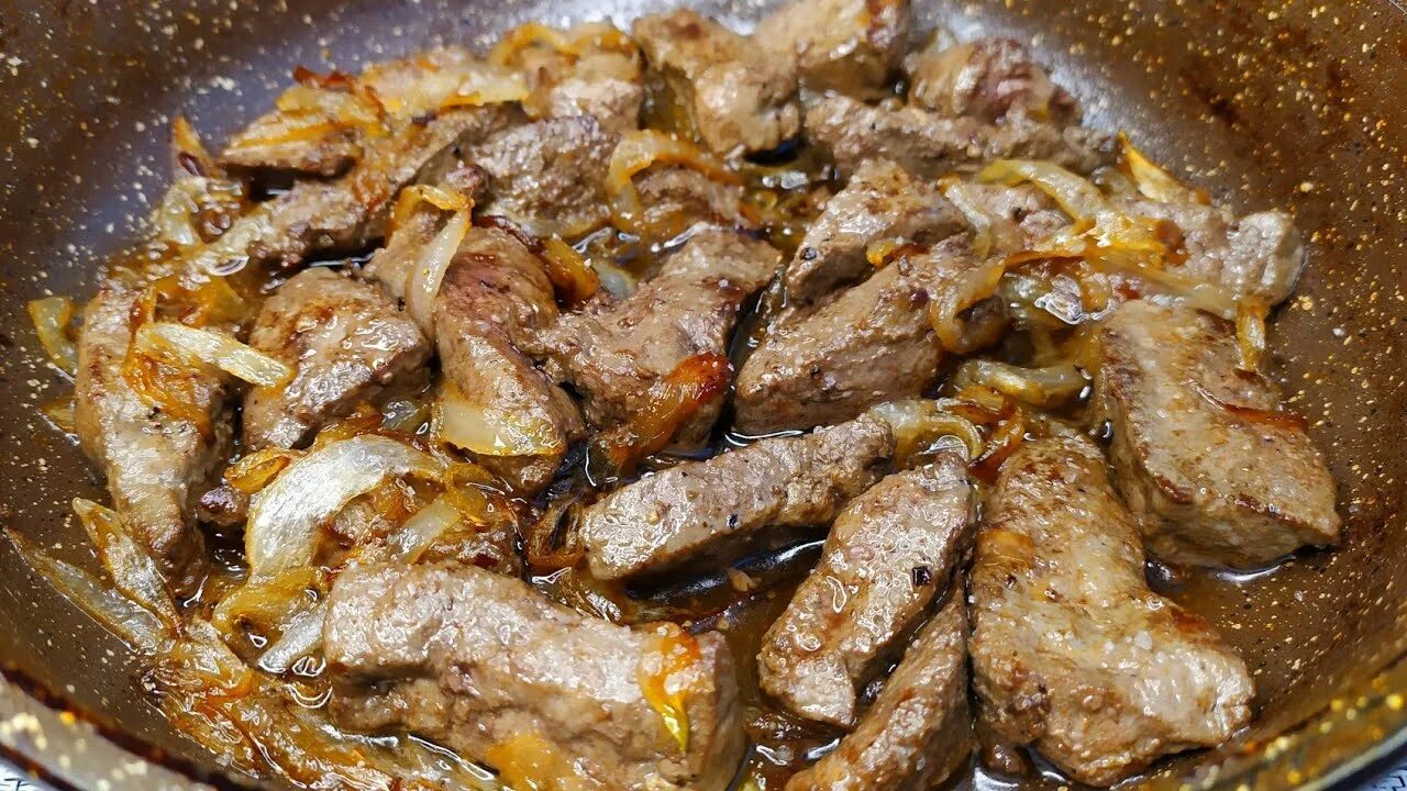 Печень жареная большими кусками. Печень говяжья жареная. Печень говяжья жареная с луком. Говяжья печень жареная на сковороде мягкая и сочная. Печень пластами жареная говяжья.