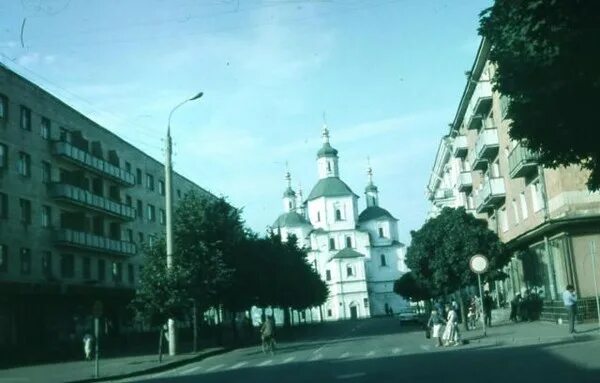 Сумы время. Улица Фрунзе Украина. Город Сумы бывшая улица Советская. Город Сумы как сейчас выглядит. Как сейчас выглядят Сумы.