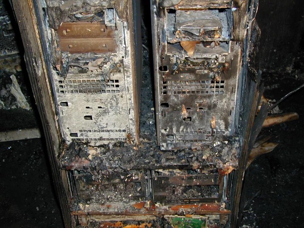 Пожар в дата центре. Компьютер после пожара. Сгоревший системник. Сгоревший сервер. Сгорела серверная.