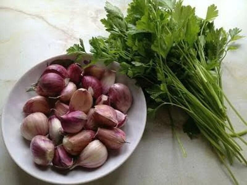 Чеснок с петрушкой. Петрушка чеснок. Лук чеснок зелень. Петрушка чеснок. Нарезка зелени.