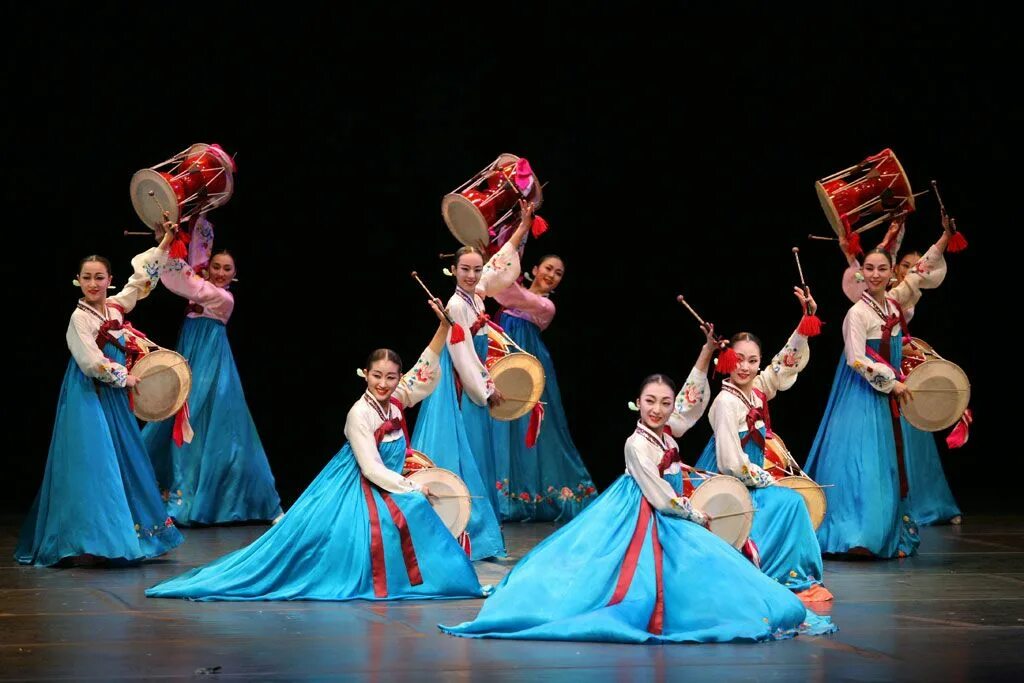 Корейский танец песня. Ансамбль каягымисток Корея. Народные танцы Южной Кореи. Придворные танцы в Корее. Корейский танец Муго.