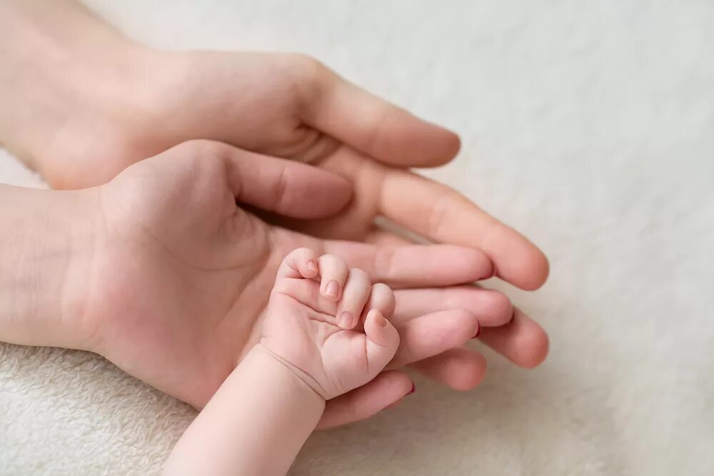 детские ножки в ладошках. руки папа мама малыш. руки мамы папы и ребенка. рука ребенка в руке отца. руки папа мама малыш.