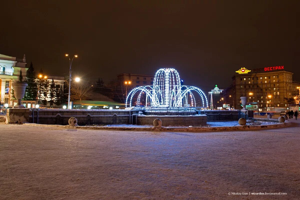 Куда сходить в новосибирске с девушкой зимой. Дети катаются с горки. Новосибирск достопримечательности куда сходить с детьми. Новосибирск достопримечательности зимой. Новосибирск площадь ленина зима.