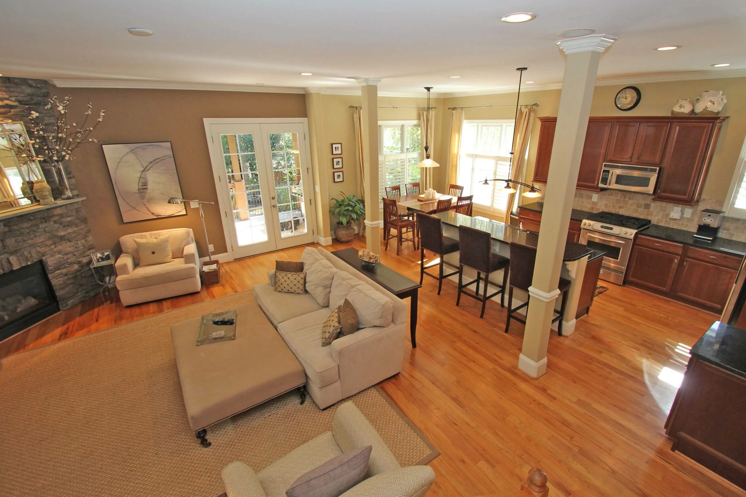 гостиная с большими окнами. гостиная неправильной формы. планировка кухни-гостиной в частном доме. просторная дизайнерская спальня. большая гостиная на даче.