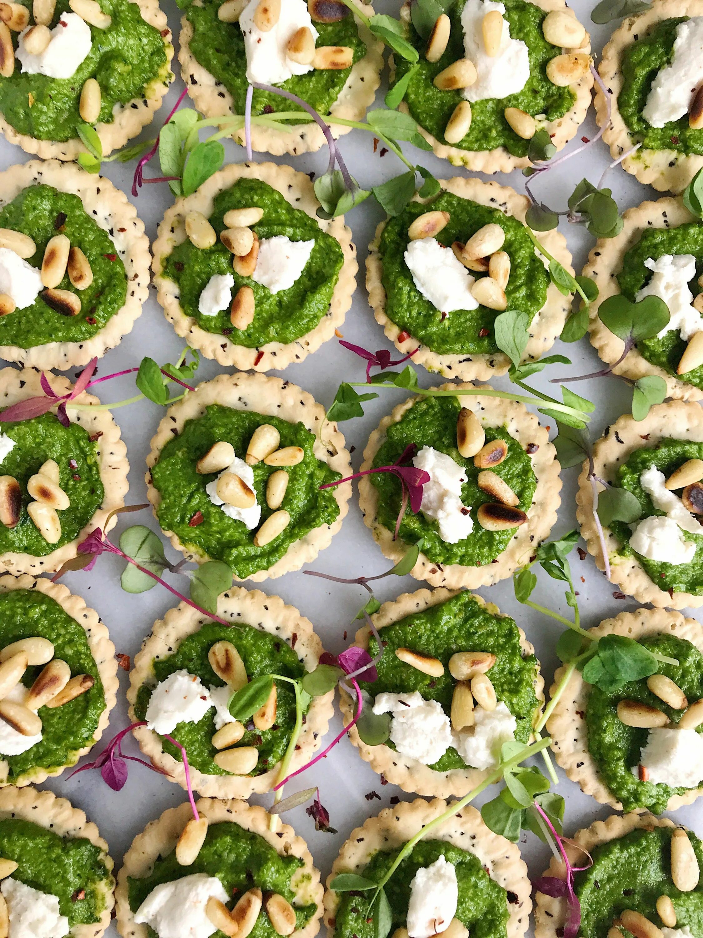 Канапе капрезе. Шпажки с моцареллой и песто. Закуска с песто. Мини капрезе с соусом песто. Кростини с кростини.