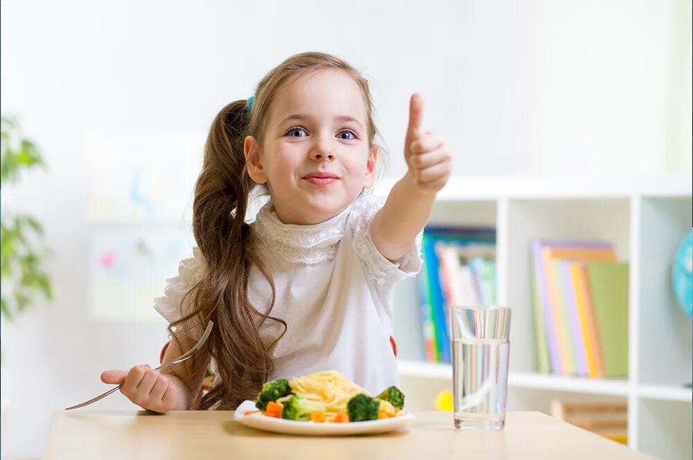 Здоровое питание детей 7 лет. Дети за столом. Ребенок кушает. Ребенок завтракает. Питание детей.