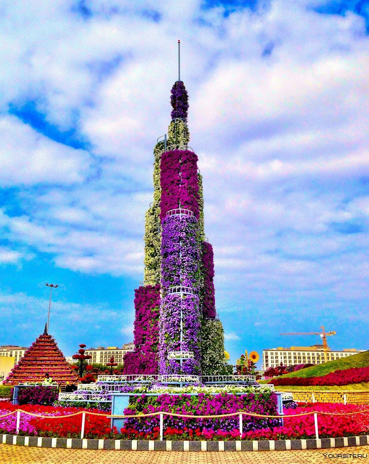 Какие бывают башни. Чудо парк Дубай. Гарден парк Дубай. Dubai Miracle Garden Дубай. Миракл Гарден Бурдж Халифа.