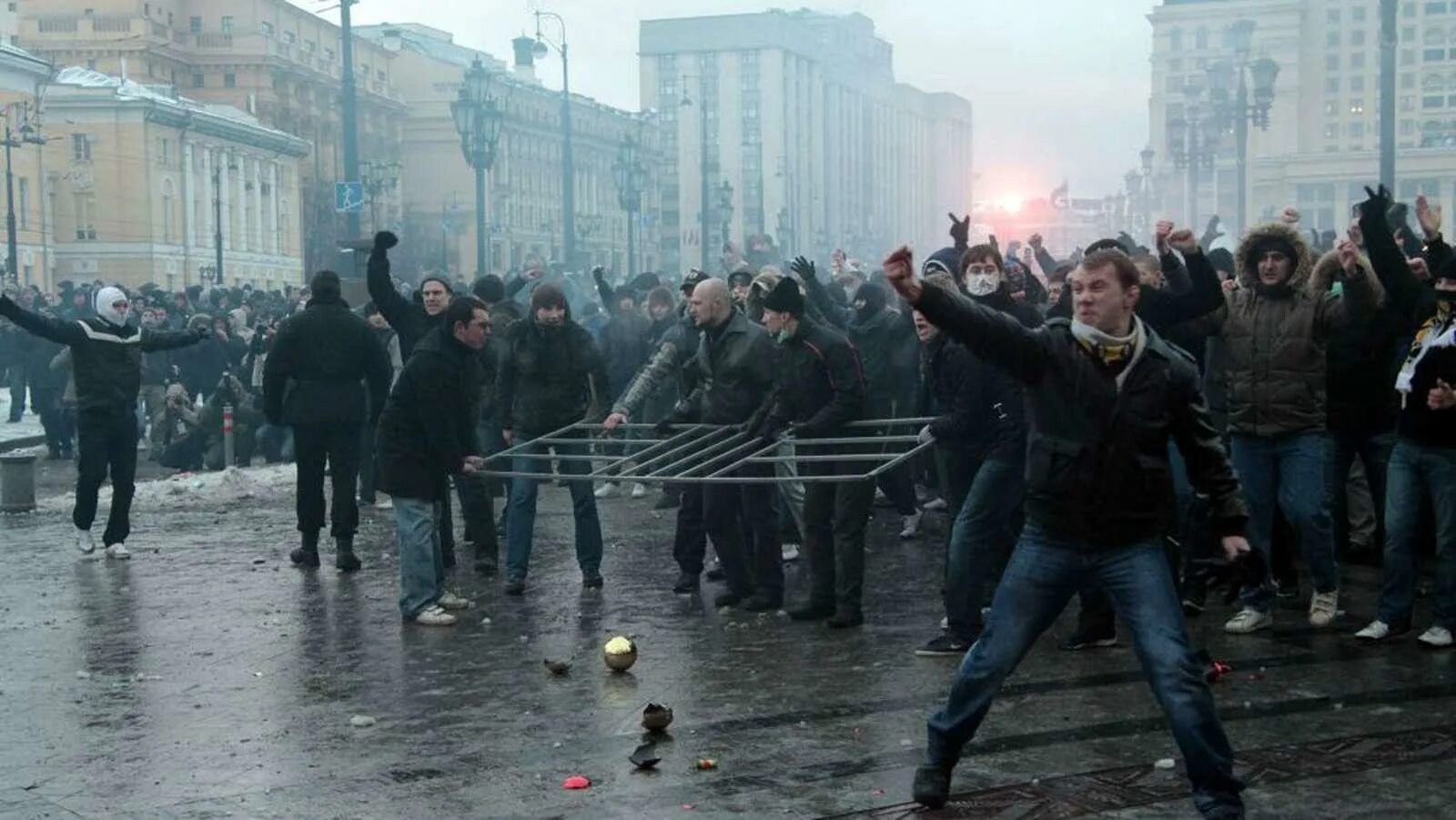 Митинги 2010. Беспорядки на Манежной площади 2010. Манежная площадь 2008. Околофутбол 2010 Манежная площадь.