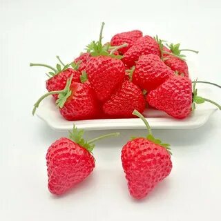 Пластиковая клубника