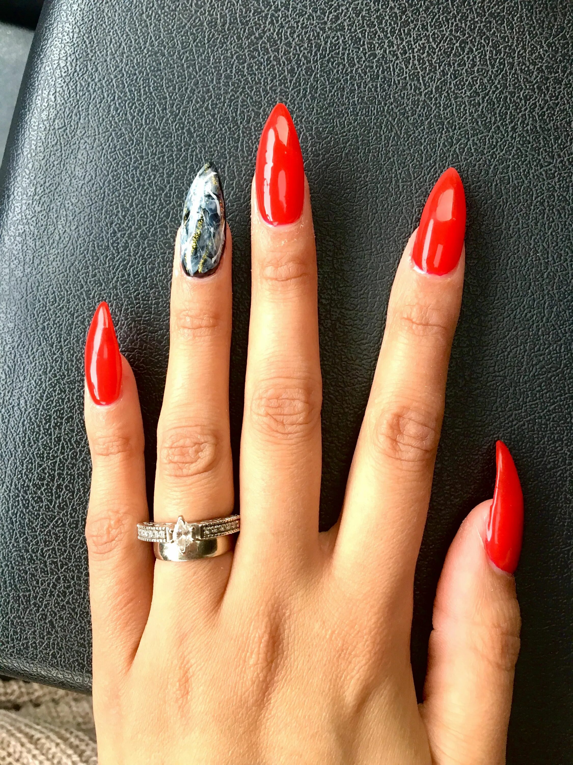 красные длинные ногти. красные прозрачные ногти. красный светоотражающий маникюр на длинные ногти. маникюр красный в крапинку. маникюр серый с красным.