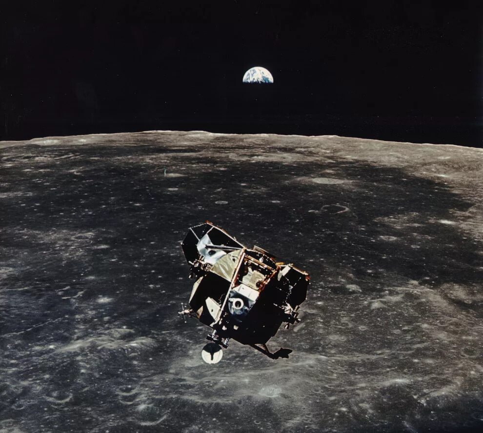 Какой аппарат совершил первую посадку на луну. Аполлон 1969 Аполлон 11. Apollo 11 Lunar Module. Миссия Аполлон 11. Снимки Луны миссии Аполлон.