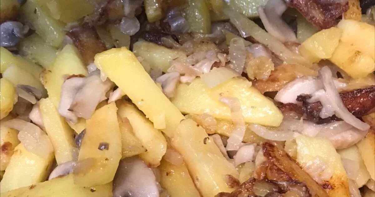 Картошка с замороженными шампиньонами. Жареная картошка с шампиньонами. Картофель жареный с шампиньонами. Жареная картошка с шампиньонами и луком на сковороде. Картошка обжаренная с шампиньонами.